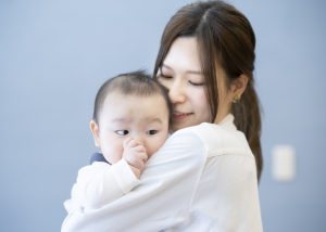 母親抱著嬰兒